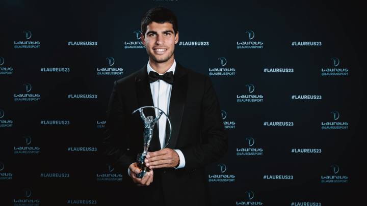 Carlos Alcaraz posando junto a su Premio Laureus como Deportista Revelacin 2022