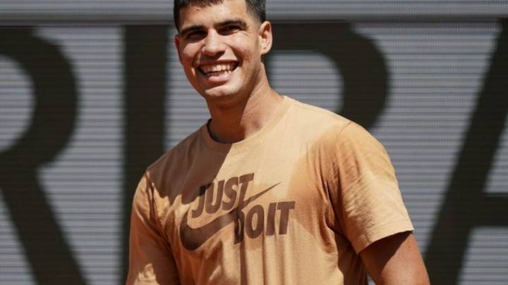 Carlos Alcaraz sonríe durante un entrenamiento en Roland Garros 2023